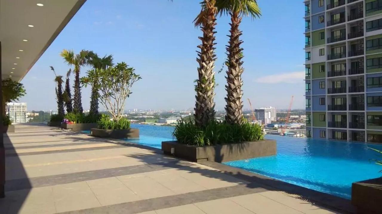 Sinar Rasa Homestay At I-Soho, I-City シャー・アラム エクステリア 写真 Infinity pool at the 33rd floor of The Panorama