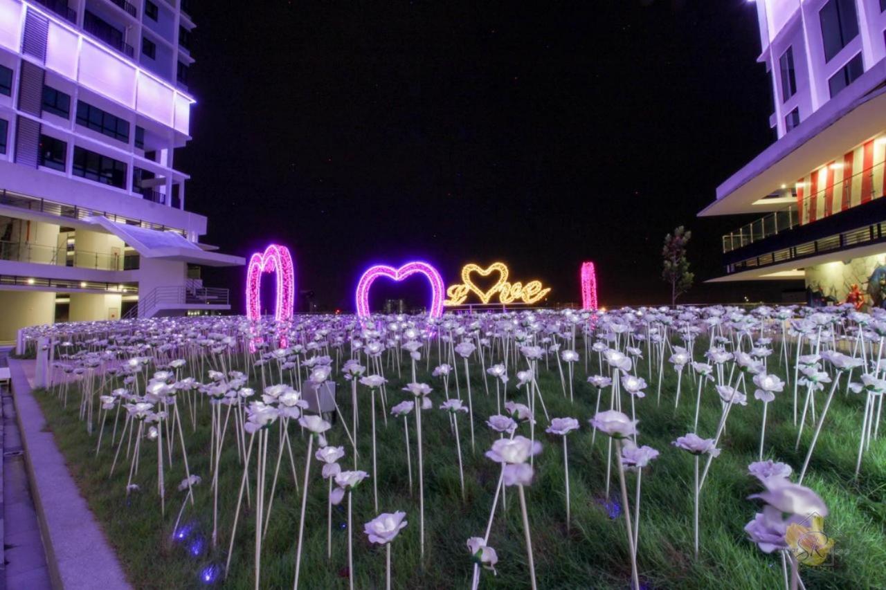 Sinar Rasa Homestay At I-Soho, I-City シャー・アラム エクステリア 写真 The field of roses at the park